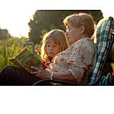   Großmutter, Enkel, Lesen, Zuhören, Generationen, Vorlesen