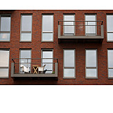   Wohnhaus, Balkon, Backsteinfassade