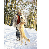   Mann, Hund, Winterspaziergang