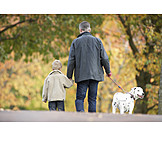   Vater, Sohn, Hundebesitzer, Herbstspaziergang