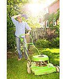   Mann, Gartenarbeit, Rasenmähen