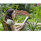   Frau, Garten, Lesen
