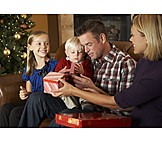   Weihnachten, Bescherung, Familienleben