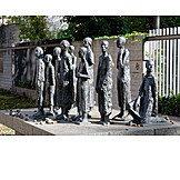   Berlin, Jüdischer friedhof, Bronzestatue, Jüdische opfer des faschismus, Will lammert